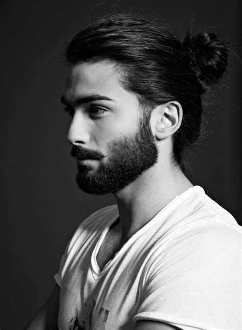 homme cheveux long|Cheveux longs pour homme : 15 coiffures tendance。